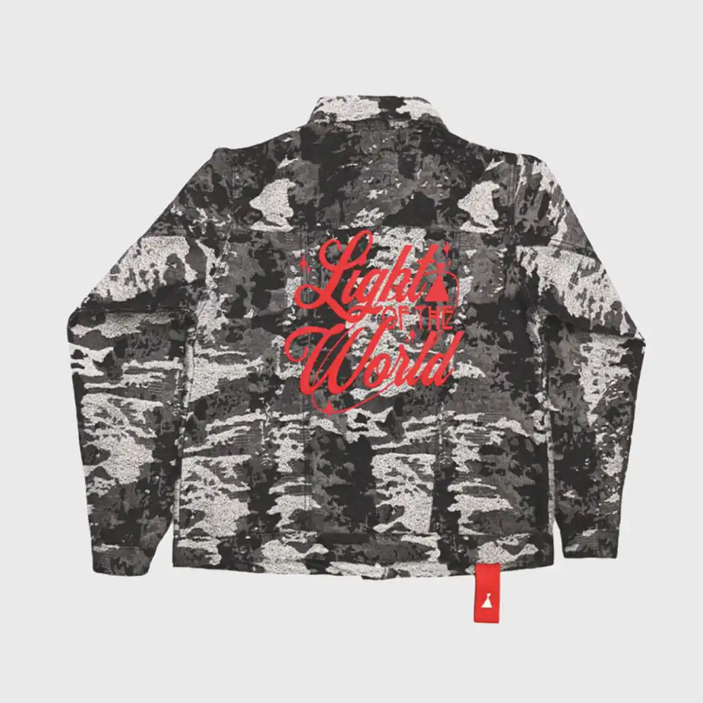 Chaqueta de camuflaje con texto "Light the World" en rojo, estilo urbano y moderno, ideal para moda.