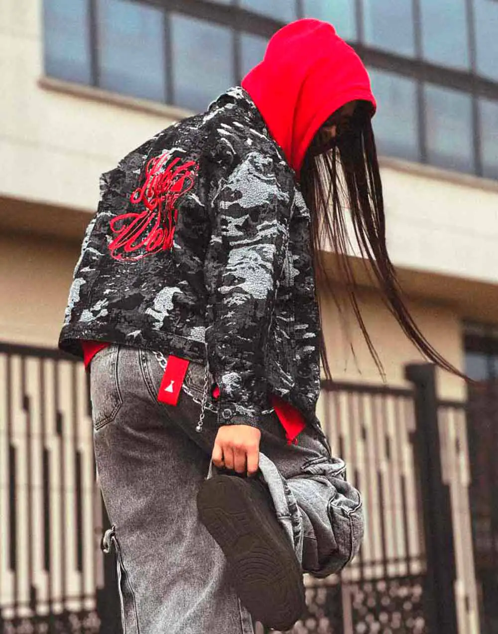 Mujer con jacket de concreto ajustado, estilo urbano y moderno.