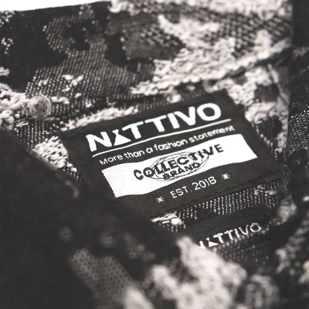 Etiqueta de ropa Nattivo en prenda de moda urbana.