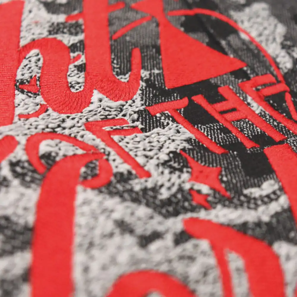 Logo de Nattivo en tela deportiva con detalles en rojo y negro.