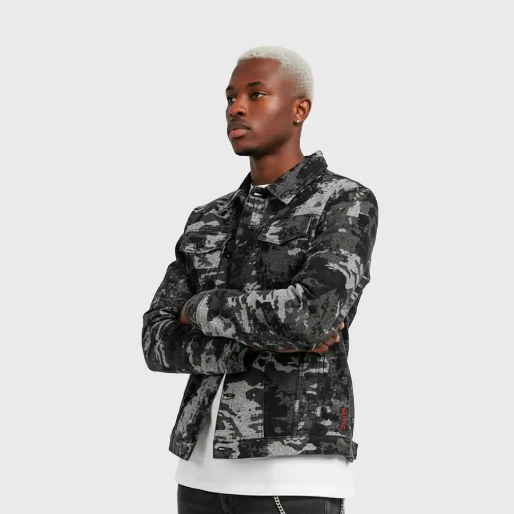 Hombre con chaqueta de concreto en estilo urbano, ajuste perfecto, moda moderna.