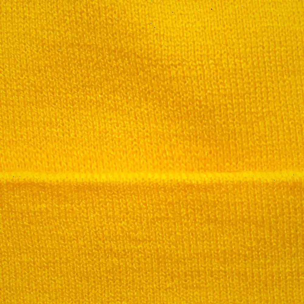 Gorro amarillo de lana Nattivo, estilo beanie, ideal para invierno y moda casual.