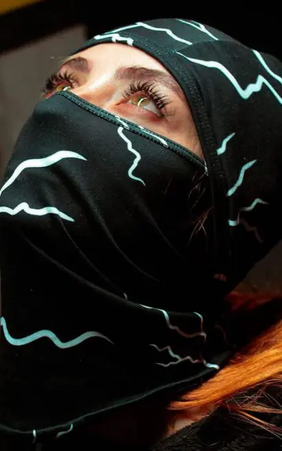 Máscara facial Nattivo con diseño eléctrico para protección y estilo.