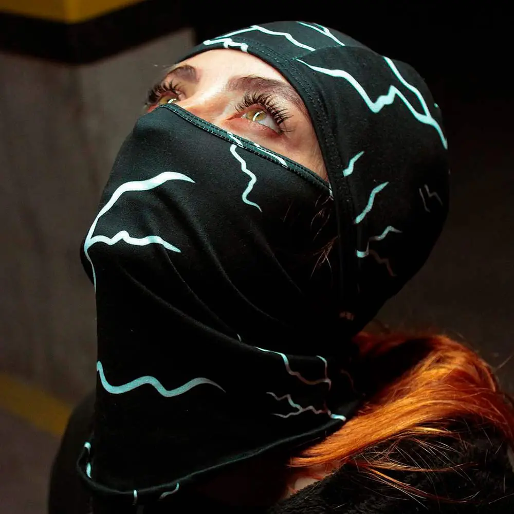Máscara facial Nattivo con diseño eléctrico para protección y estilo.