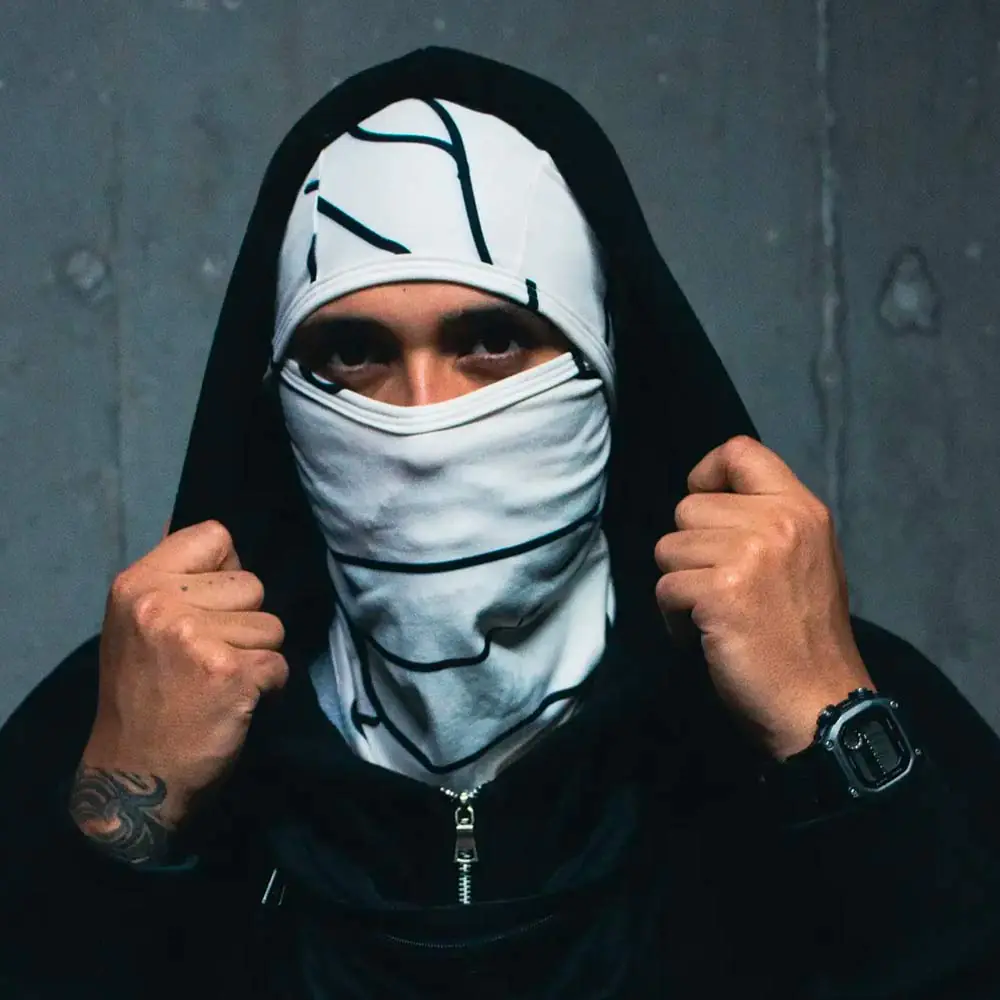 Máscara y sudadera negra, estilo urbano y deportivo, en fondo gris oscuro.