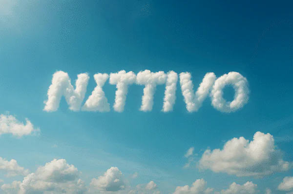 Imagen de la palabra "Nattivo" formada con nubes en el cielo azul.