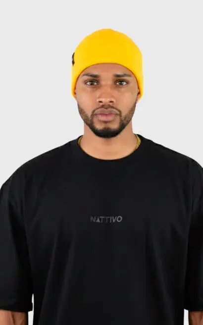 Gorro amarillo Nattivo, estilo beanie, ideal para invierno y moda urbana.