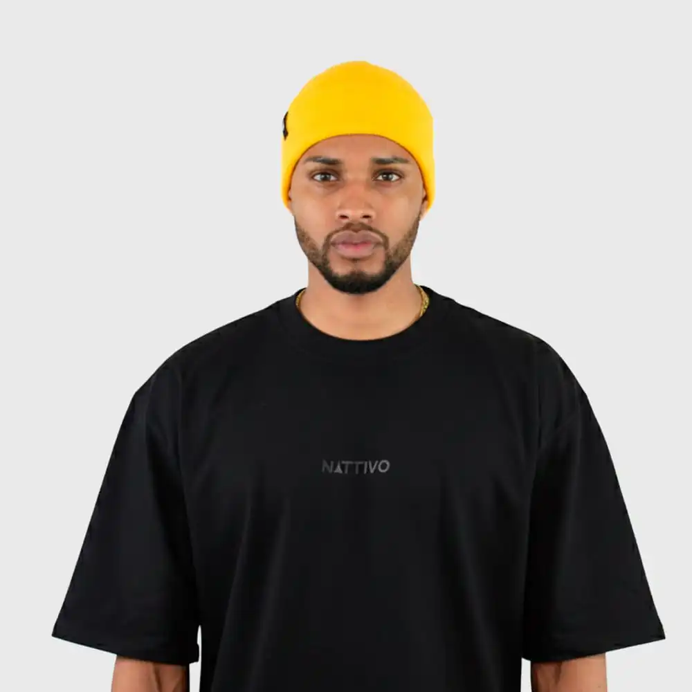 Gorro amarillo Nattivo, estilo beanie, ideal para invierno y moda urbana.