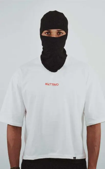 Máscara facial negra para protección y estilo.