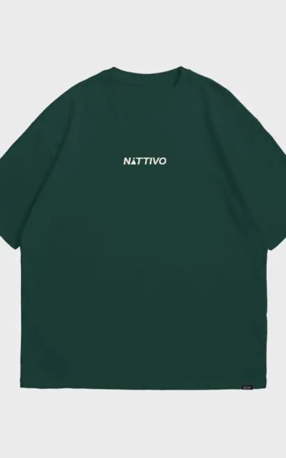 Camiseta oversize verde oscuro Nattivo con logo en el frente.