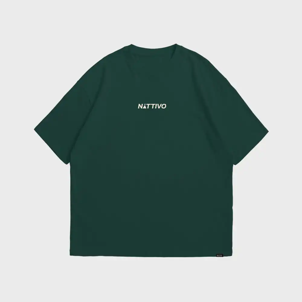 Camiseta oversize verde oscuro Nattivo con logo en el frente.