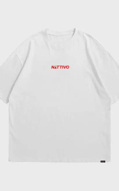Camiseta oversize blanca Nattivo con logo rojo, talla S, estilo casual y cómodo.