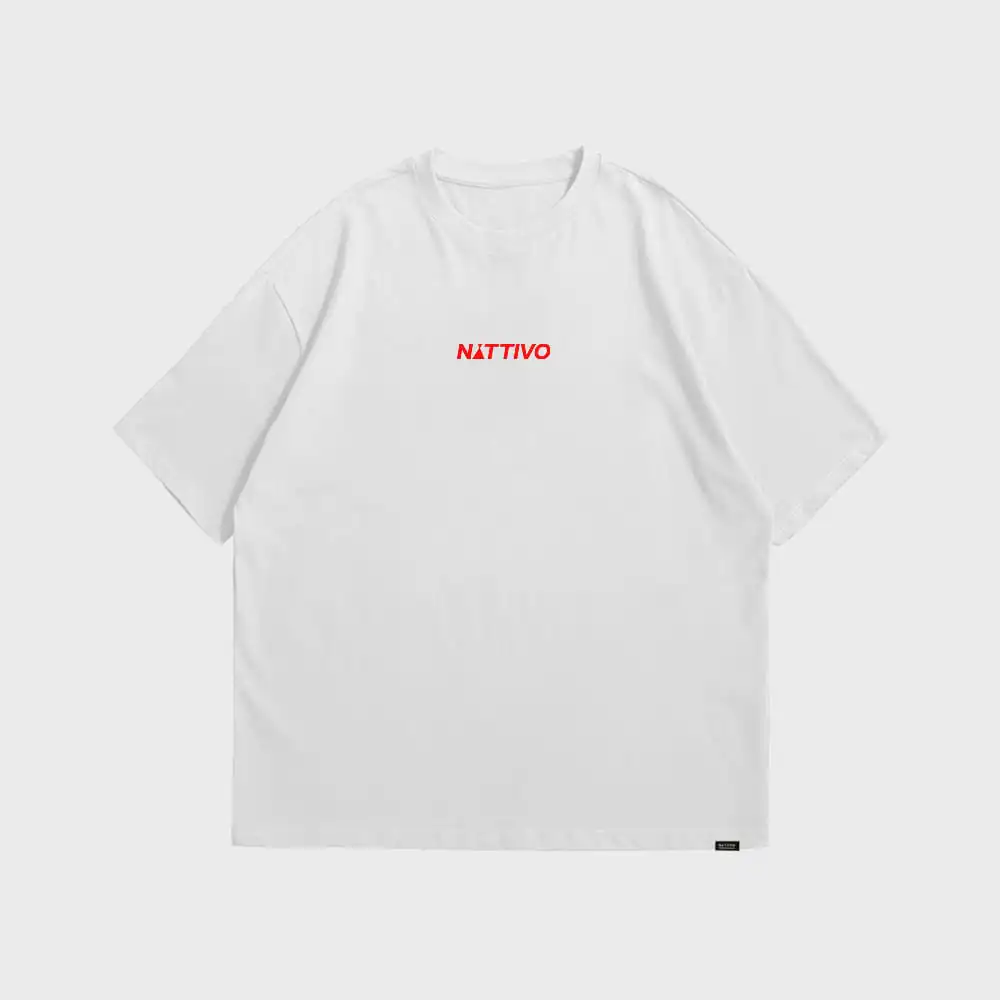 Camiseta oversize blanca Nattivo con logo rojo, talla S, estilo casual y cómodo.