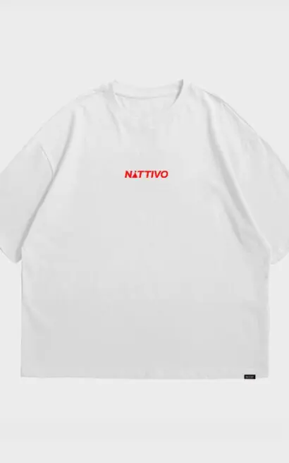 Camisa blanca de entrenamiento Boxfit con logo Nattivo en rojo, ideal para fitness y entrenamiento d.