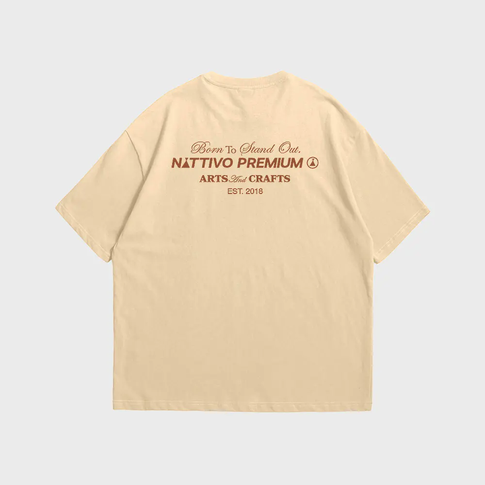 Camisa oversize en color arena con diseño de Nattivo Premium, ideal para un estilo casual y cómodo.