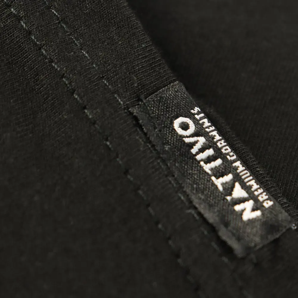 Etiqueta de la marca Nattivo en ropa oversize negra.