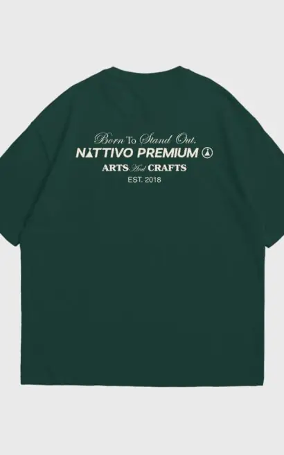 Camiseta oversize verde oscuro con logo Nattivo Premium y detalles en blanco.