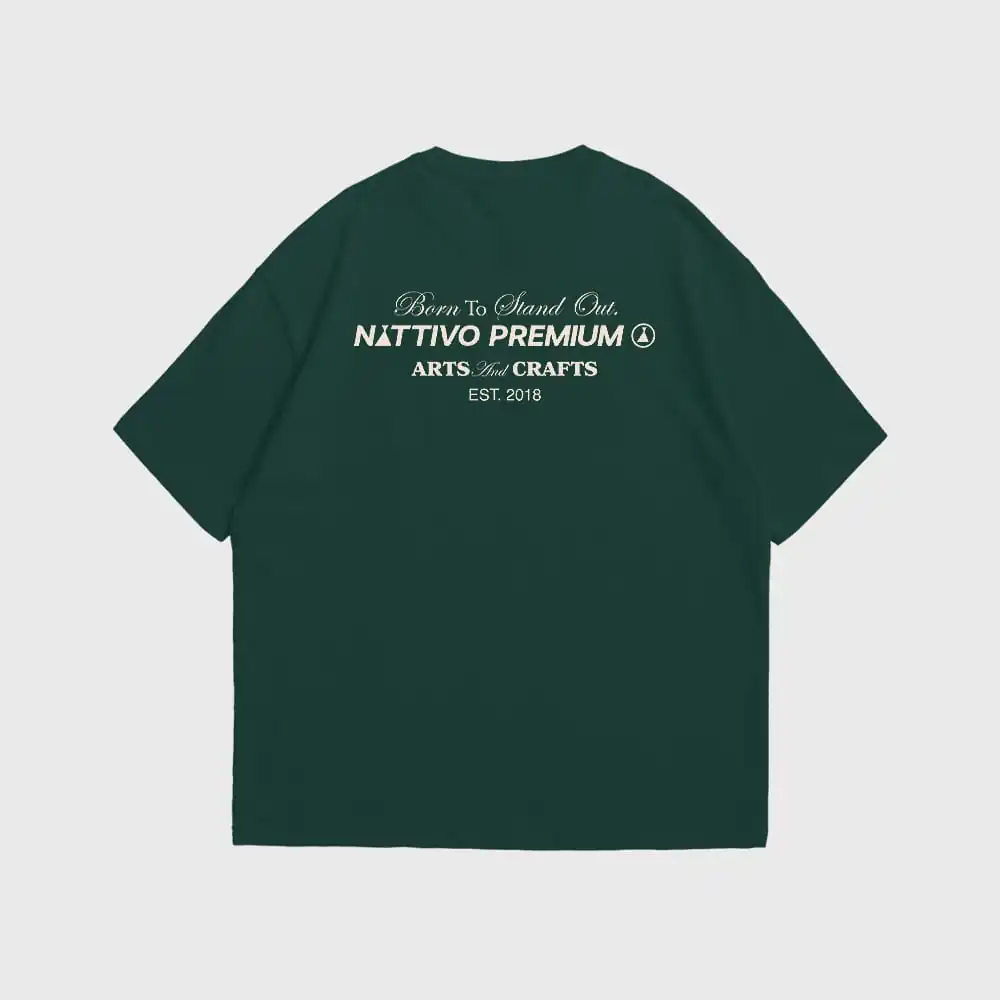 Camiseta oversize verde oscuro con logo Nattivo Premium y detalles en blanco.