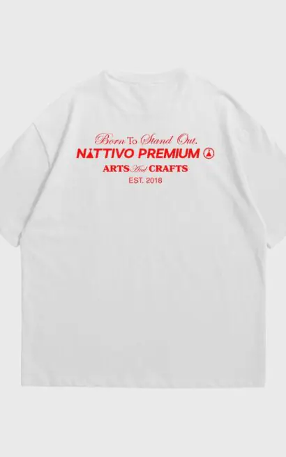 Camisa oversize blanca con logo y texto en rojo de Nattivo Premium, estilo casual y cómodo para un l.