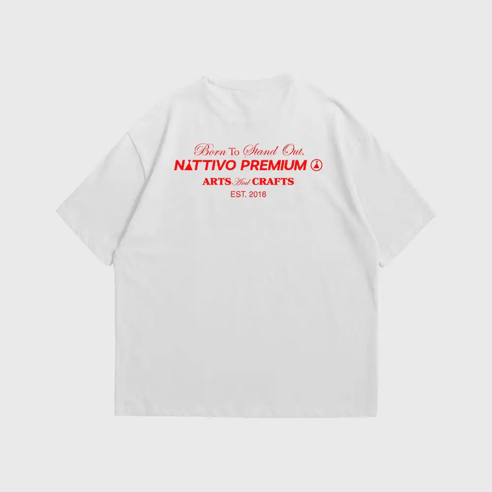 Camisa oversize blanca con logo y texto en rojo de Nattivo Premium, estilo casual y cómodo para un l.