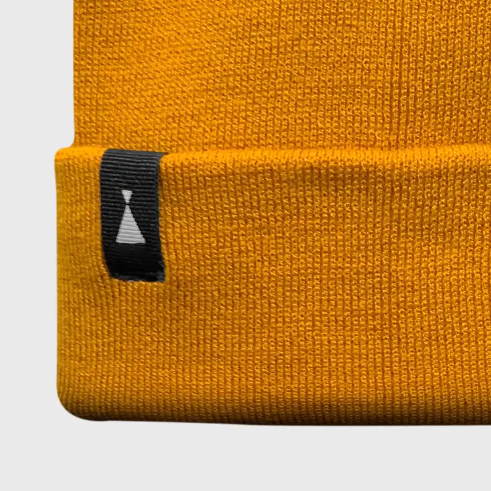 Gorro Mostaza Nattivo, accesorio de invierno y moda casual.