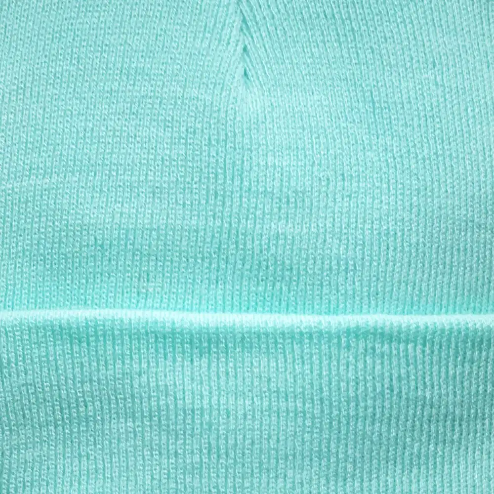 Gorro Beanie Cielo en color azul claro, ideal para invierno y estilo casual.