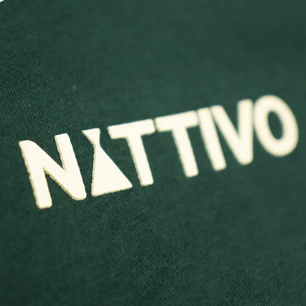 Logo de Nattivo en camiseta verde con diseño oversize y estilo clásico.