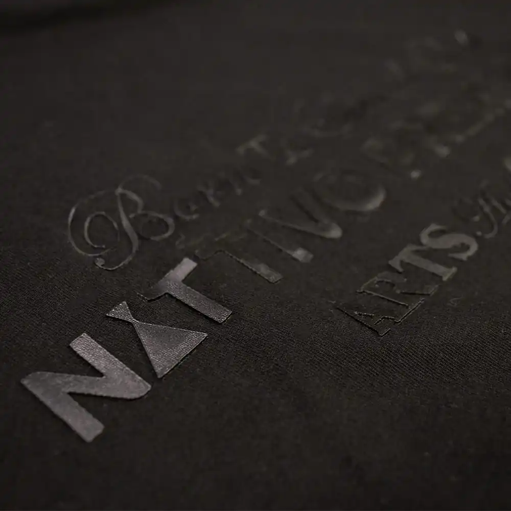 Camiseta oversize negra Nattivo con logo en relieve, estilo casual y moderno.
