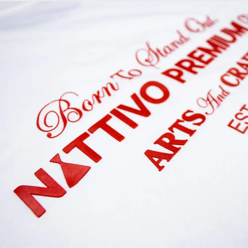 Camiseta oversize blanca Nattivo con logo rojo y diseño elegante.