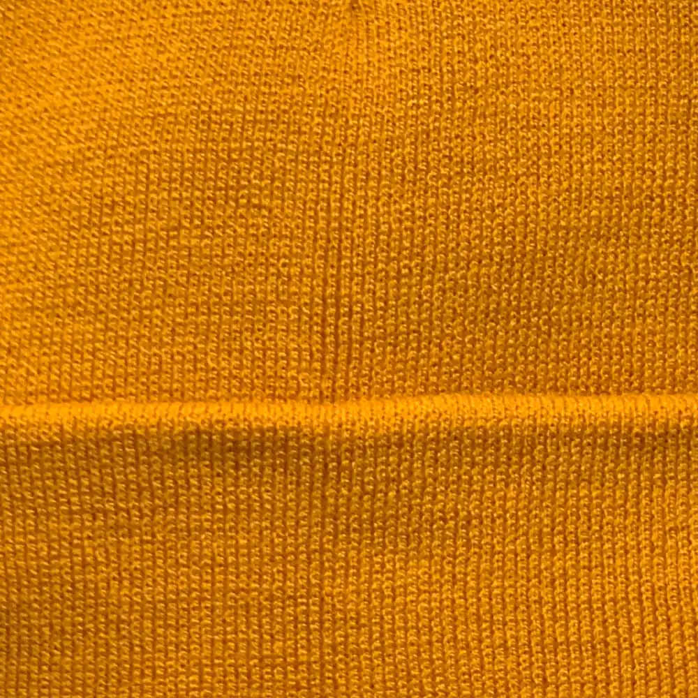 Gorro mostaza de lana Nattivo, estilo beanie, ideal para invierno y moda casual.