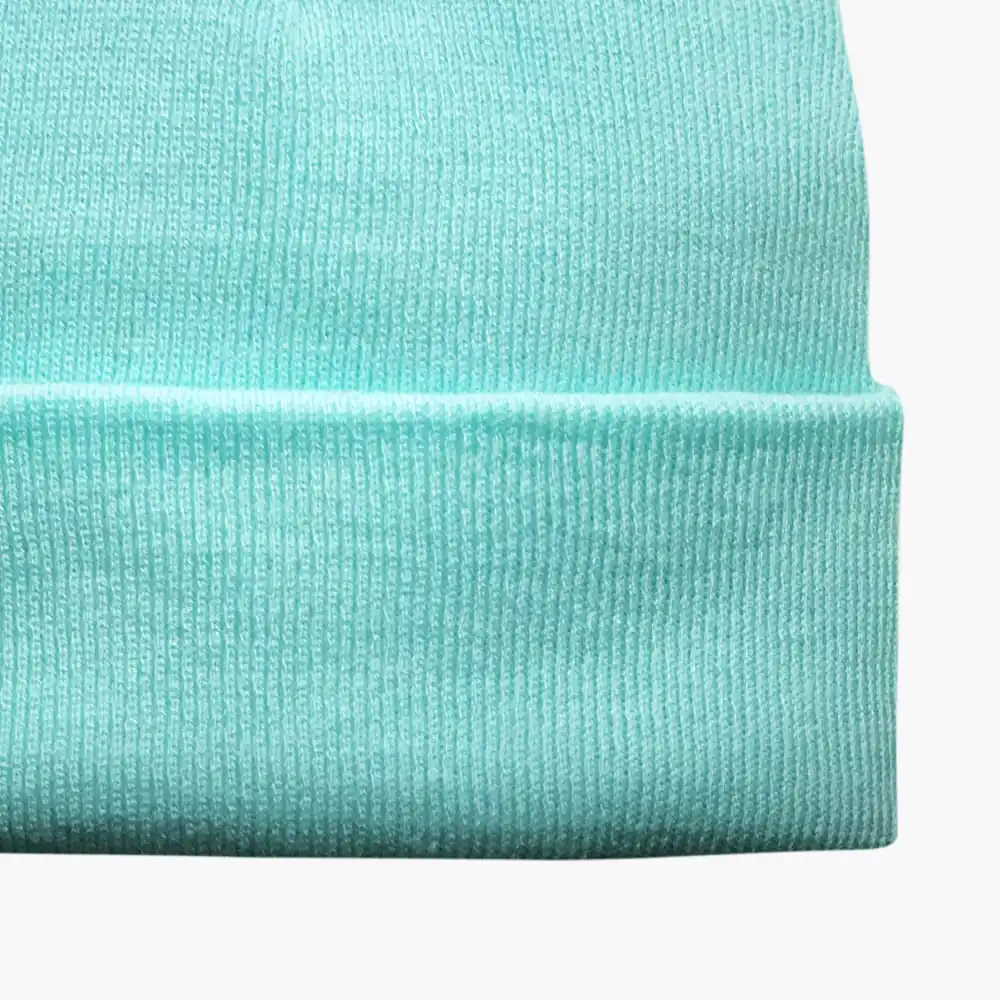 Gorro Beanie Cielo en color azul claro, hecho con materiales de alta calidad.