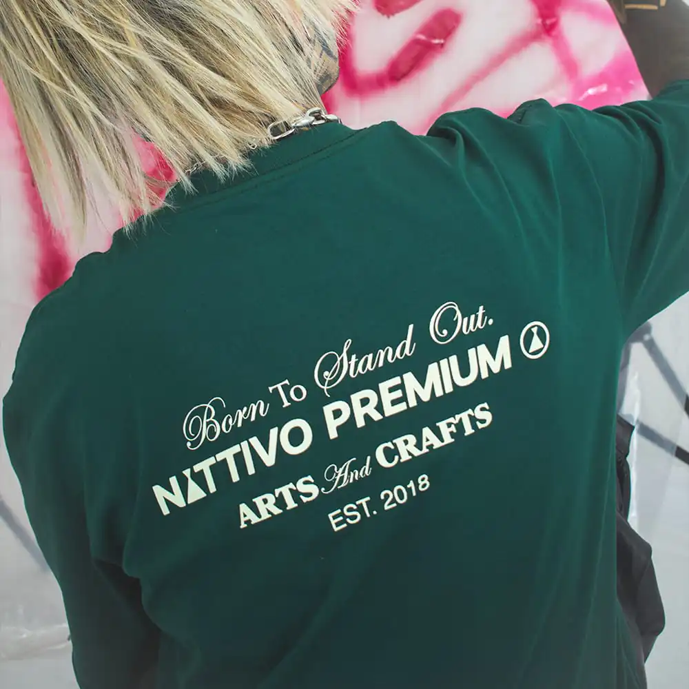 Camiseta oversize Nattivo Premium con diseño artístico y estilo casual.