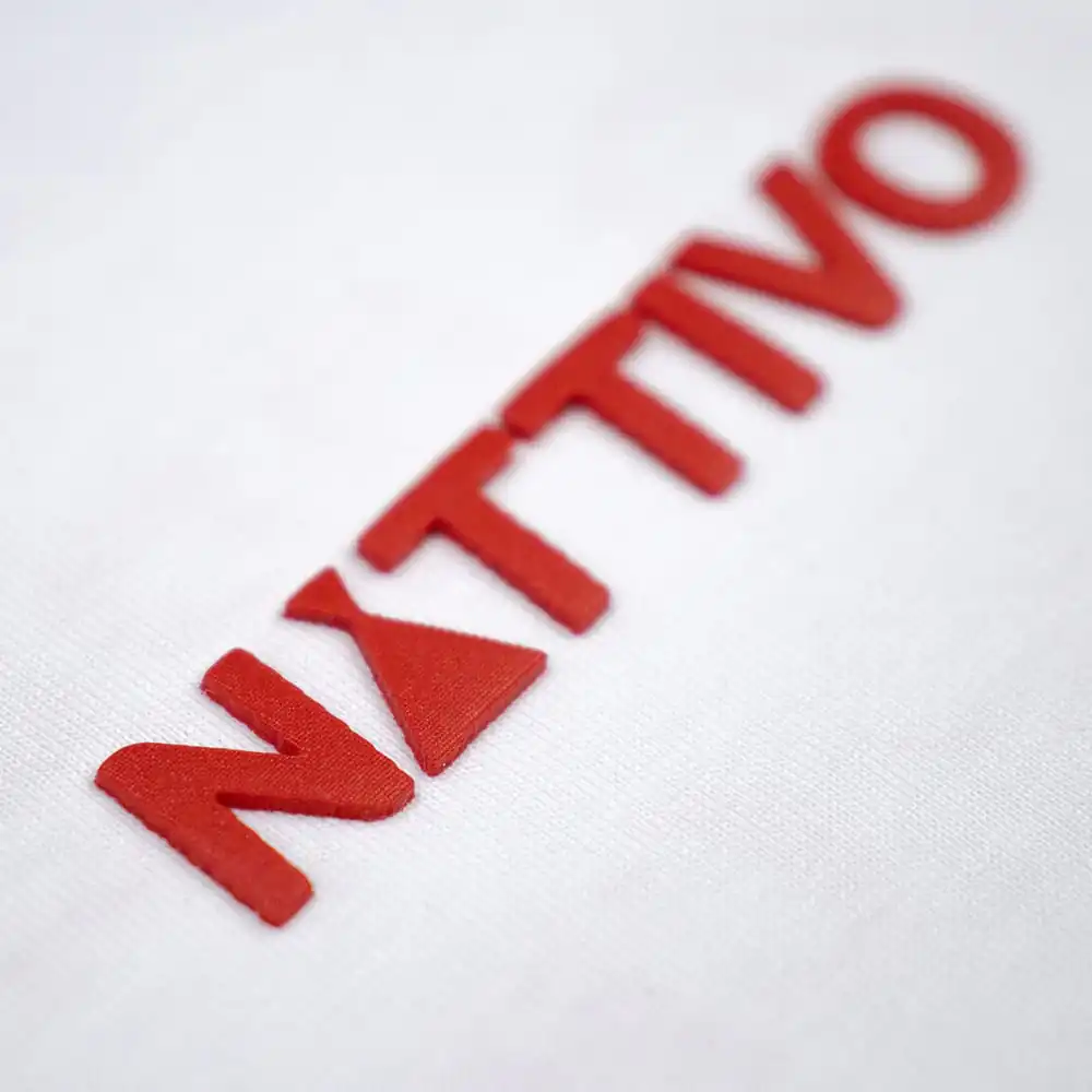 Logo de Nattivo en camiseta blanca, estilo oversize.