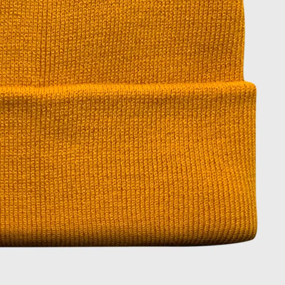 Gorro mostaza de lana de alta calidad, ideal para el invierno y estilos casuales.