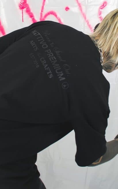 Camiseta oversize negra Nattivo, estilo urbano y cómodo.