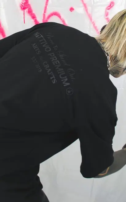 Camiseta oversize negra Nattivo, estilo urbano y cómodo.