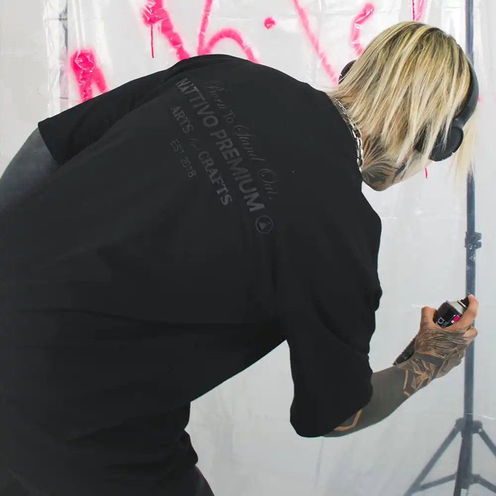 Camiseta oversize negra Nattivo, estilo urbano y cómodo.