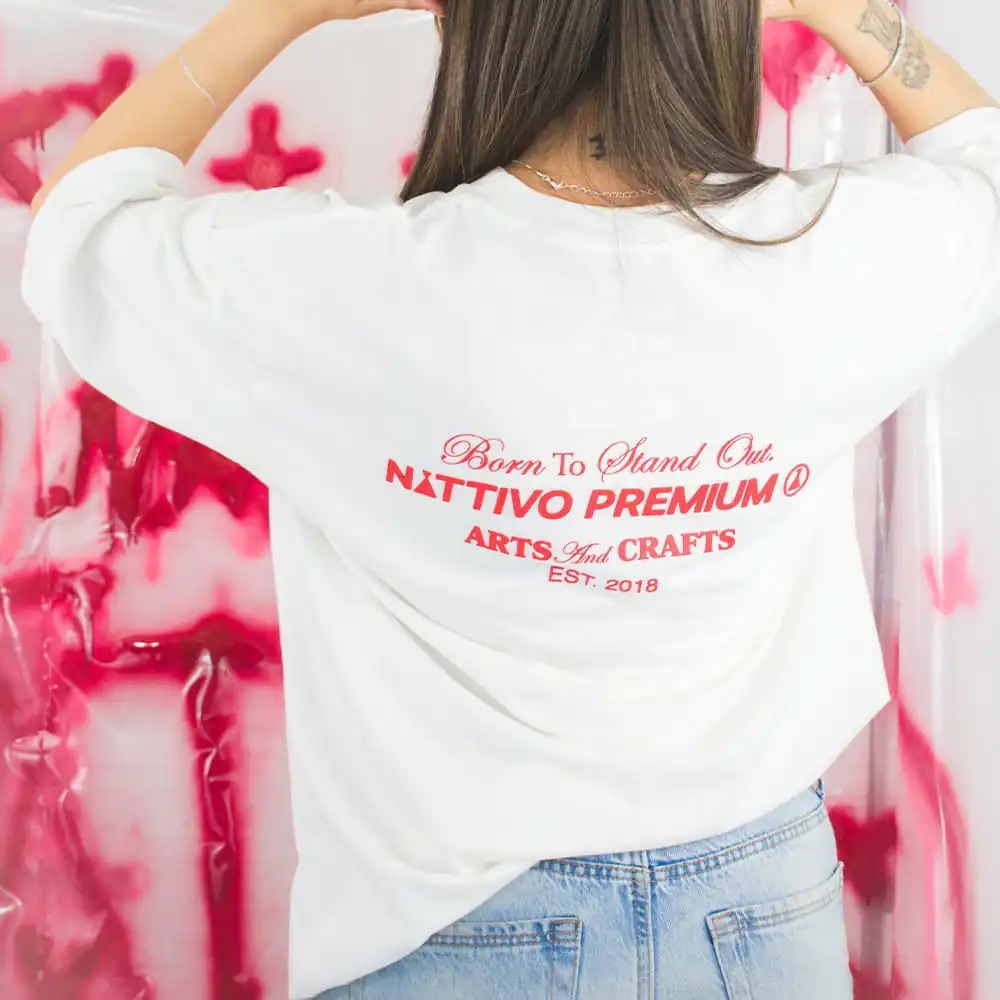 Sudadera oversize blanca con logo Nattivo Premium y detalles en rojo.