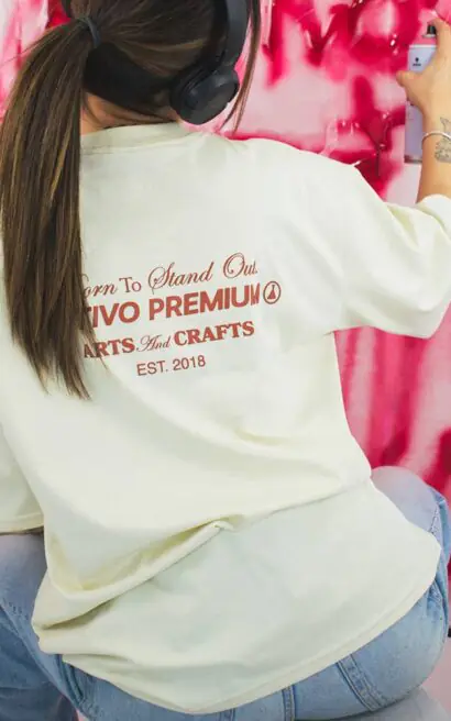 Mujer con camiseta oversize arena en ambiente artístico y moderno.