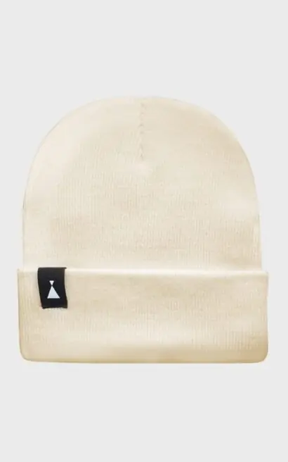 Gorro Beanie beige de lana suave, ideal para protección contra el frío y estilo casual.