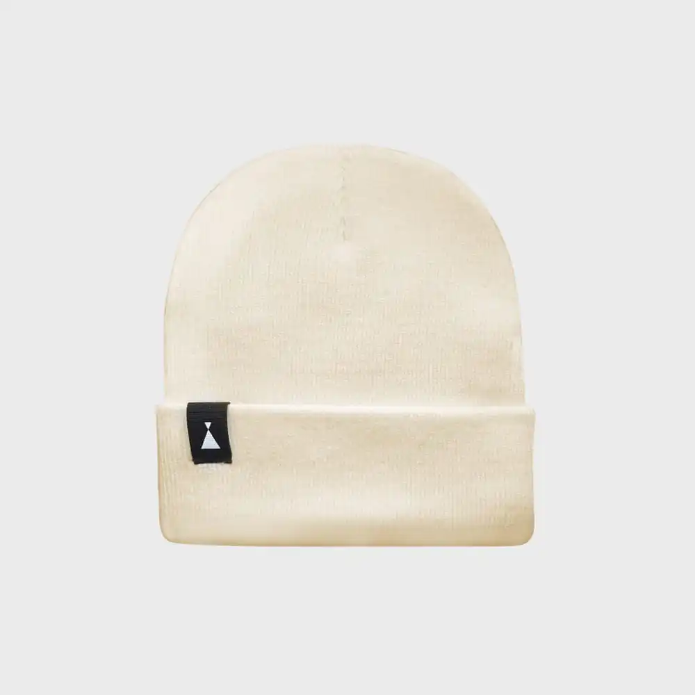 Gorro Beanie beige de lana suave, ideal para protección contra el frío y estilo casual.