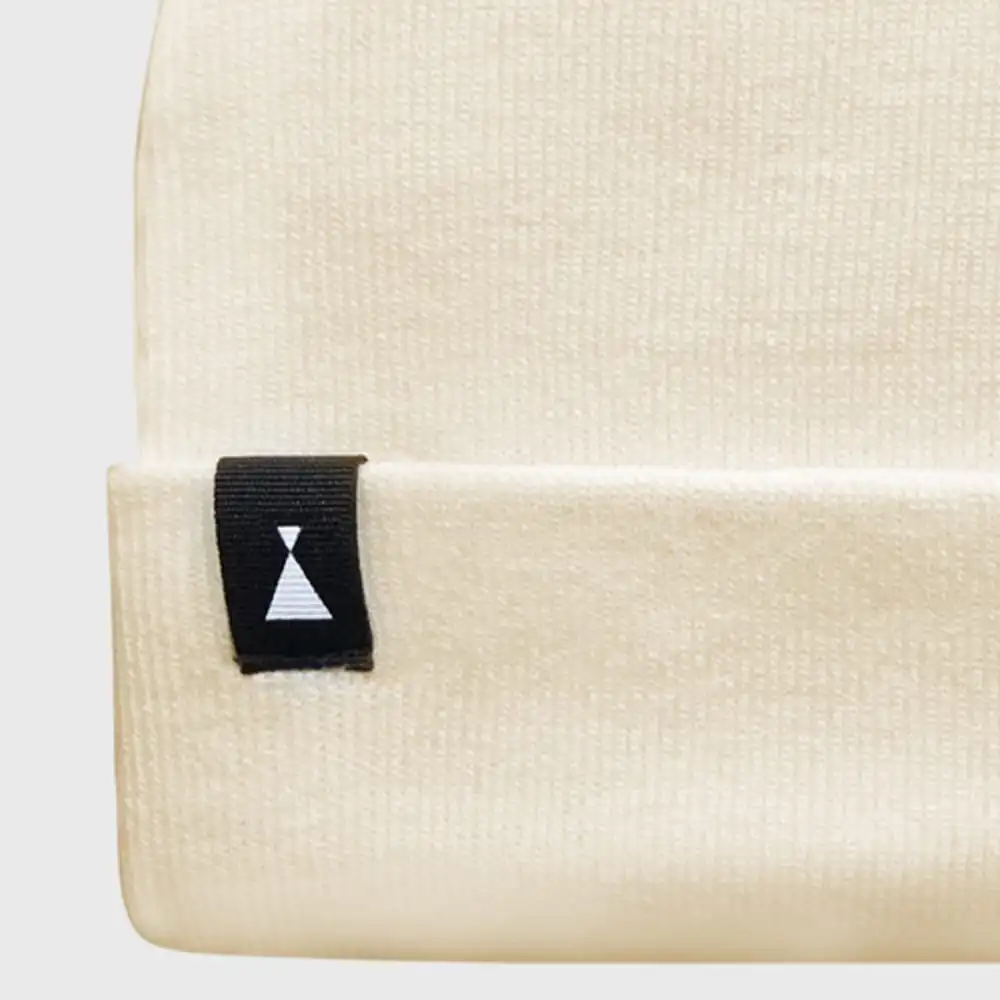 Gorro beige de lana suave para mujer, estilo casual y cómodo.