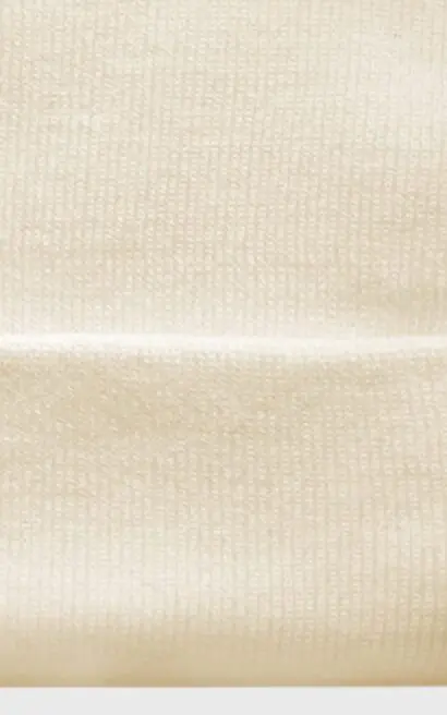 Gorro beige de lana de alta calidad, ideal para mantenerte abrigado con estilo. Diseño cómodo y mode.
