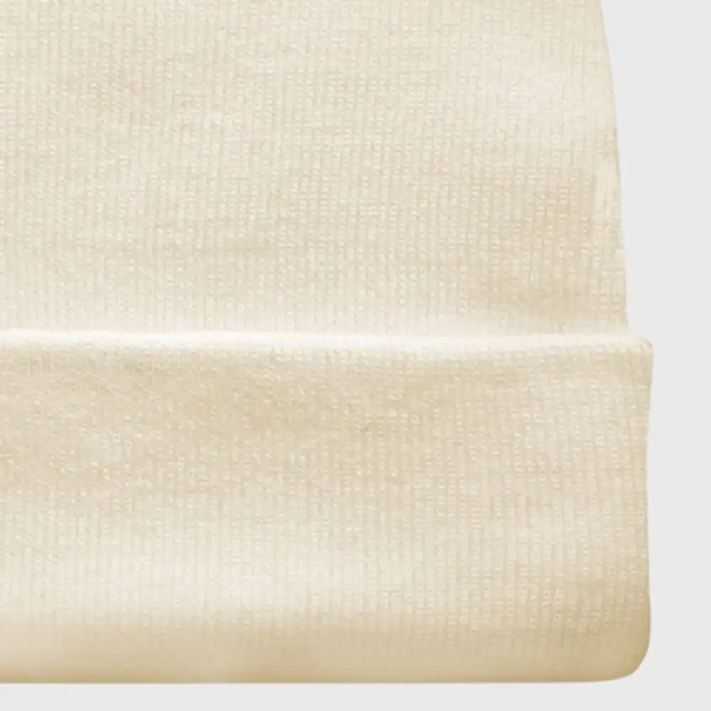 Gorro beige de lana de alta calidad, ideal para mantenerte abrigado con estilo. Diseño cómodo y mode.