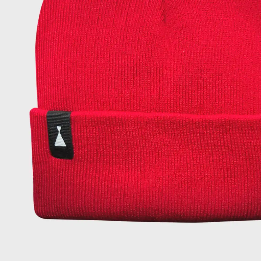 Gorro rojo de lana Nattivo, ideal para invierno y estilo casual.