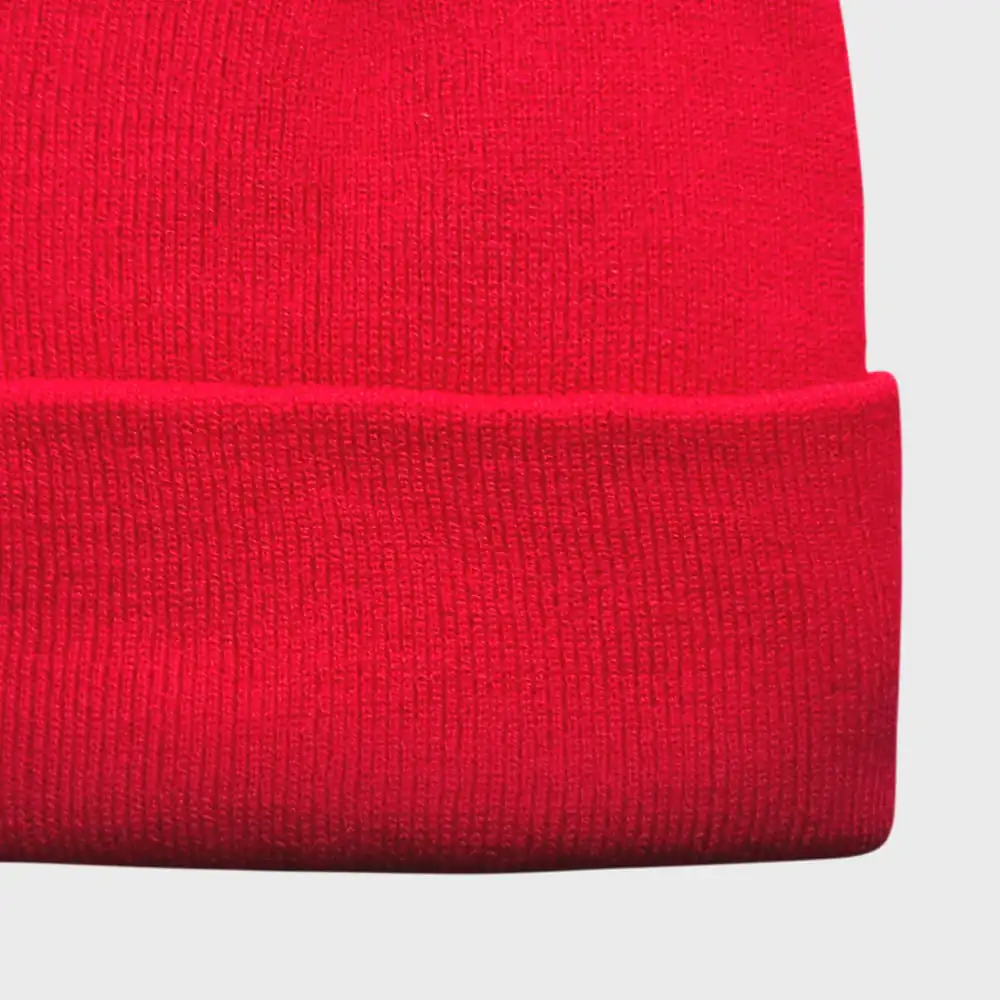 Gorro rojo Nattivo, estilo beanie, ideal para invierno y moda urbana.