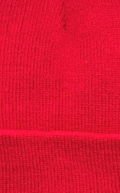 Gorro rojo de lana Nattivo, ideal para el invierno y estilo casual.