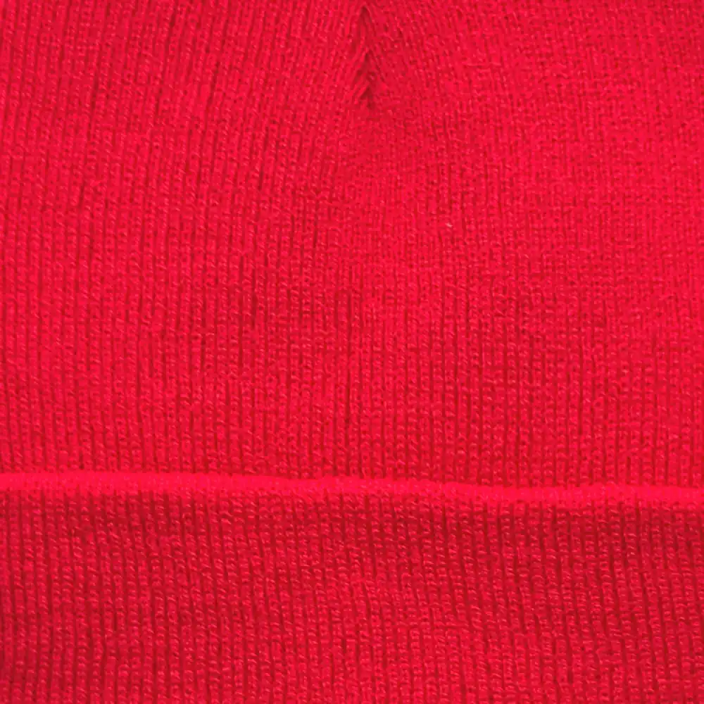 Gorro rojo de lana Nattivo, ideal para el invierno y estilo casual.