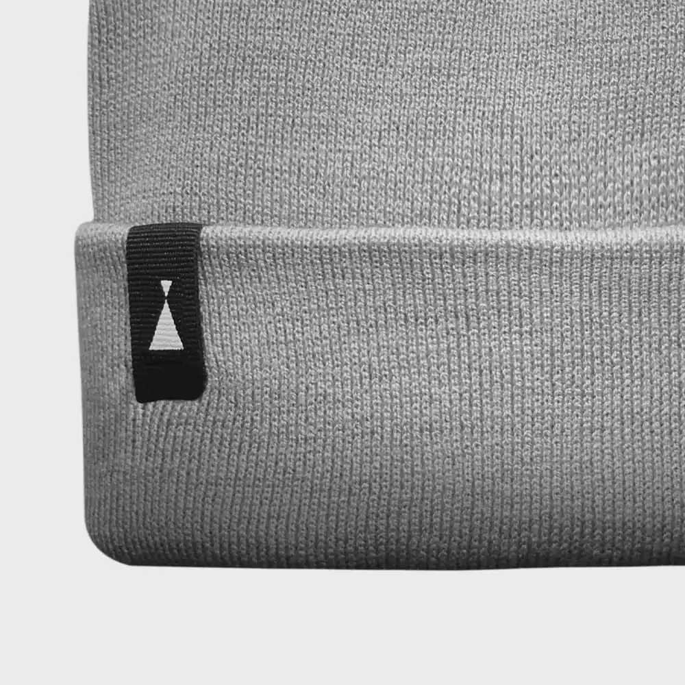 Gorro gris de lana con logotipo de Nattivo, ideal para el invierno.