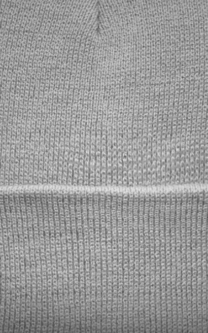 Gorro gris de lana Nattivo, ideal para invierno y estilo casual.